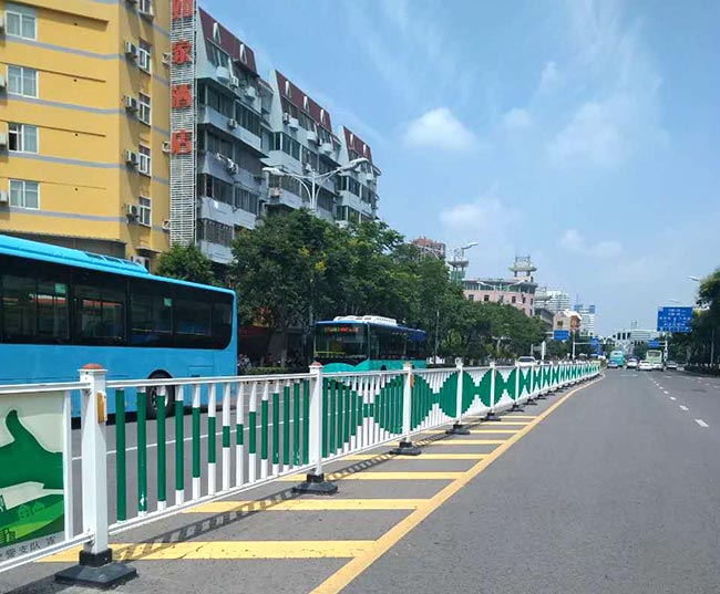 胜利路╱道路护栏